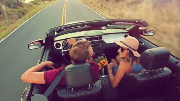 Attrayant jeune couple conduite voiture convertible — Video