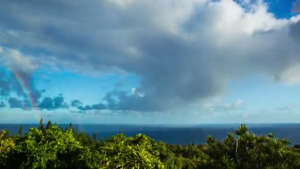 Úžasné časová prodleva Rainbow přes modrý oceán — Stock video