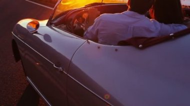 gün batımına doğru sürüş