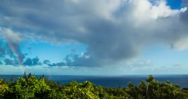 Increíble lapso de tiempo de arco iris sobre el océano azul — Vídeo de stock