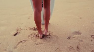 Günbatımında sörf sörfçü kadın bebek beach eğlence.