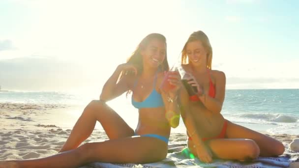 Hermosas y atractivas mujeres jóvenes en bikini en la playa — Vídeos de Stock