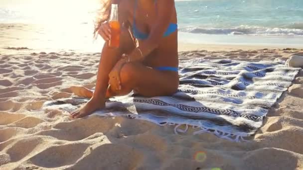 Mooie aantrekkelijke etnische vrouw in Bikini op het strand — Stockvideo