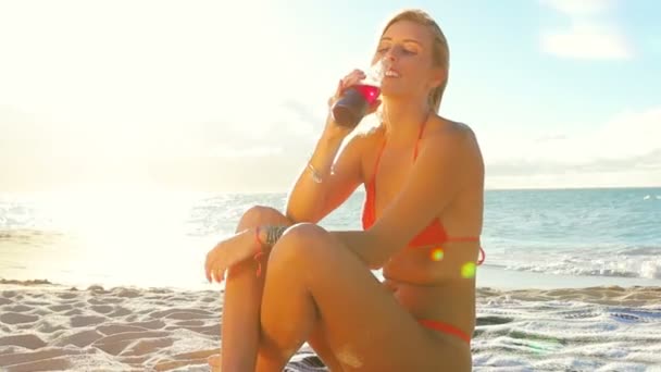 Mooie aantrekkelijke jonge blonde meisje in bikini — Stockvideo