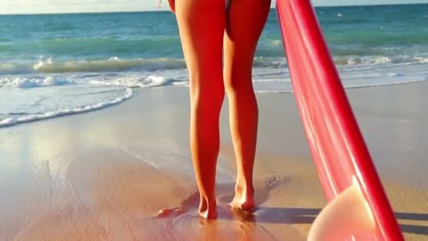 Schöne attraktive junge blonde Mädchen im kleinen Bikini mit Surfbrett — Stockvideo