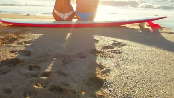 아름 다운 매력적인 젊은 여자 해변을 걷고. — 비디오