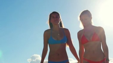 Sahilde yürüyüş güzel çekici genç bir kadın.