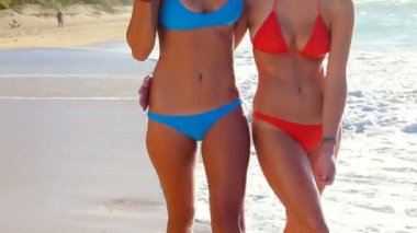 Sahilde yürüyüş güzel çekici genç bir kadın.