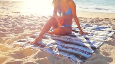 Sahilde oturan güzel çekici genç kadın.