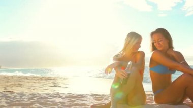 Sahilde oturup bikinili güzel çekici genç kadın