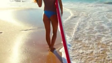 Güzel çekici Hawaiian kızı plajda Surfboard ile
