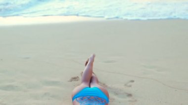 Sahilde mavi bikinili güzel çekici genç kadın