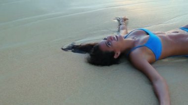 Sahilde mavi bikinili güzel çekici genç kadın