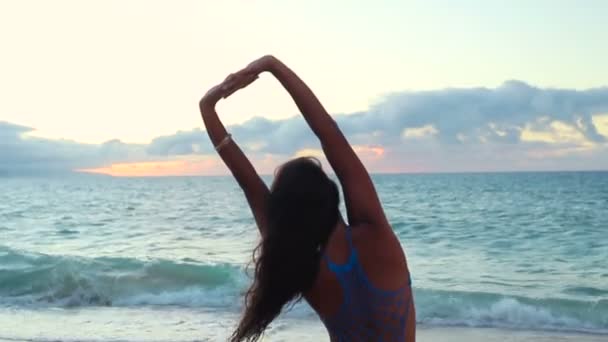 Surfen surfer vrouw babe strand plezier bij zonsondergang. — Stockvideo