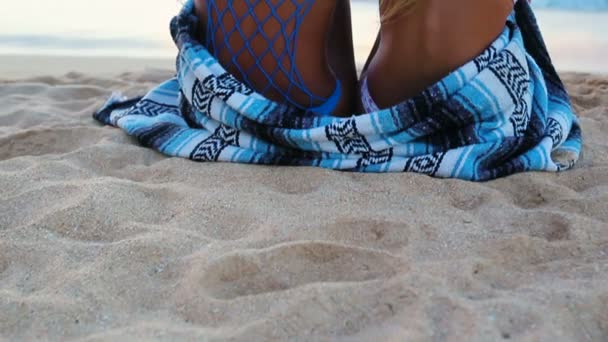 Mulheres jovens atraentes bonitas sentadas na praia . — Vídeo de Stock