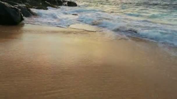 Olas del atardecer estrellándose en la playa — Vídeos de Stock