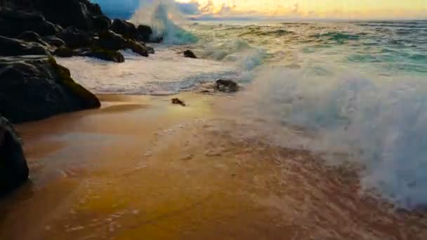 Steadicam Tiro de poderosas olas que se estrellan en la arena. Paisaje Naturaleza Planeta escénico Concepto Tierra . — Vídeo de stock