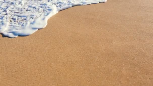 Хвилі прокатки білий піщаний пляж. — стокове відео