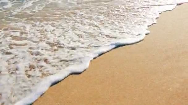 Onde che rotolano dolcemente sulla spiaggia di sabbia bianca . — Video Stock