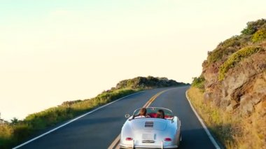 Mutlu çift klasik Cabrio araba sürüş