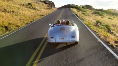 Mutlu çift klasik Cabrio araba sürüş