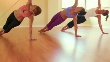 Grup rahatlatıcı ve Yoga yapıyor insan. Sağlık ve sağlıklı yaşam tarzı.