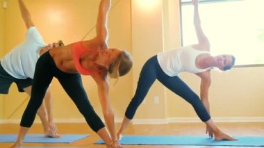 Grup rahatlatıcı ve Yoga yapıyor insan. Sağlık ve sağlıklı yaşam tarzı.