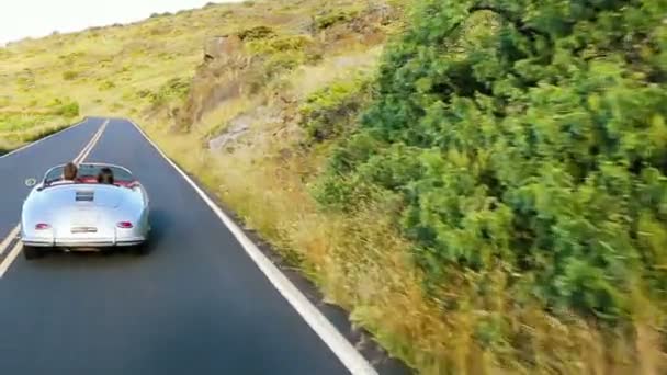 Paar in converteerbare auto rijden — Stockvideo