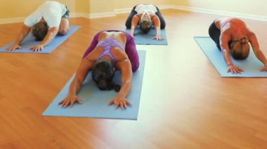 Grup rahatlatıcı ve Yoga yapıyor insan. Sağlık ve sağlıklı yaşam tarzı.