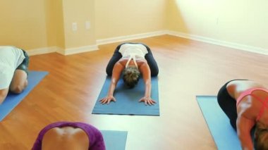 Grup rahatlatıcı ve Yoga yapıyor insan. Sağlık ve sağlıklı yaşam tarzı.