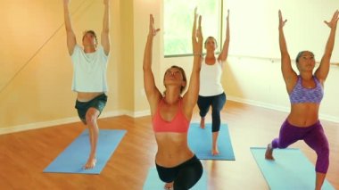 Grup rahatlatıcı ve Yoga yapıyor insan. Sağlık ve sağlıklı yaşam tarzı.