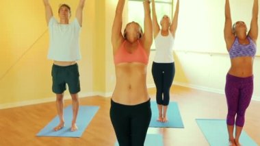 Grup rahatlatıcı ve Yoga yapıyor insan. Sağlık ve sağlıklı yaşam tarzı.