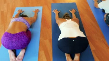 Grup rahatlatıcı ve Yoga yapıyor insan. Sağlık ve sağlıklı yaşam tarzı.