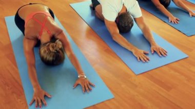 Grup rahatlatıcı ve Yoga yapıyor insan. Sağlık ve sağlıklı yaşam tarzı.