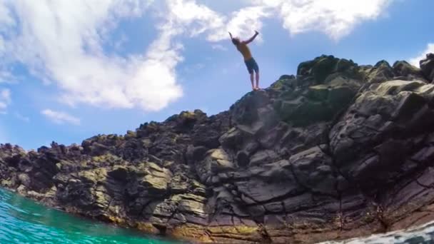 Estilo de vida ao ar livre de salto do precipício dos esportes extremos do verão (movimento lento ) — Vídeo de Stock