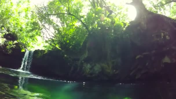 Estilo de vida ao ar livre de salto do precipício dos esportes extremos do verão (movimento lento ) — Vídeo de Stock