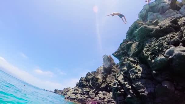 Extrêmement haut POV Retour Retourner falaise Aller dans l'eau au ralenti — Video