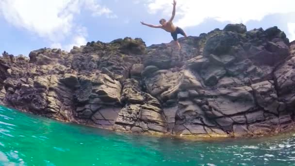 Estilo de vida al aire libre del salto del acantilado de los deportes extremos del verano (movimiento lento ) — Vídeos de Stock