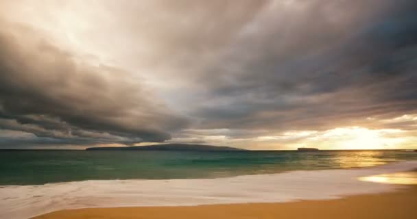 Pôr-do-sol dramático tempo lapso sobre o oceano e as ilhas . — Vídeo de Stock
