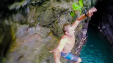 Hawaii'de Cliff Jumping. Yaz Eğlenceli Yaşam Tarzı.