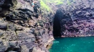 Hawaii'de Cliff Jumping. Yaz Eğlenceli Yaşam Tarzı.