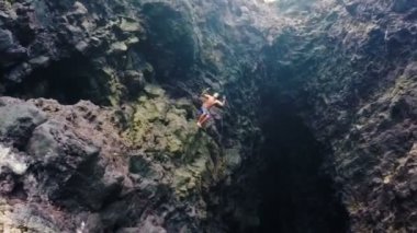 Hawaii'de Cliff Jumping. Yaz Eğlenceli Yaşam Tarzı.