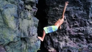 Hawaii'de Cliff Jumping. Yaz Eğlenceli Yaşam Tarzı.