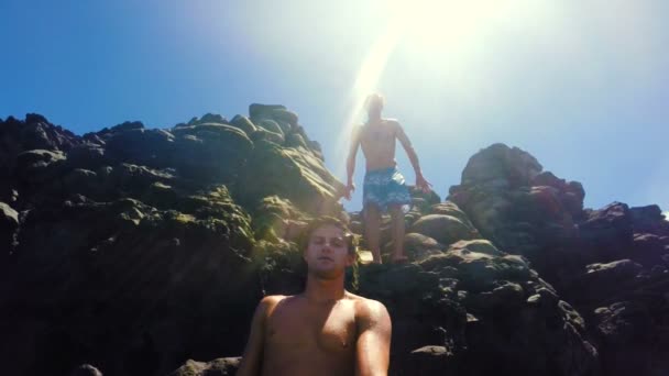 GoPro POV Cliff skoki nad kamerą — Wideo stockowe