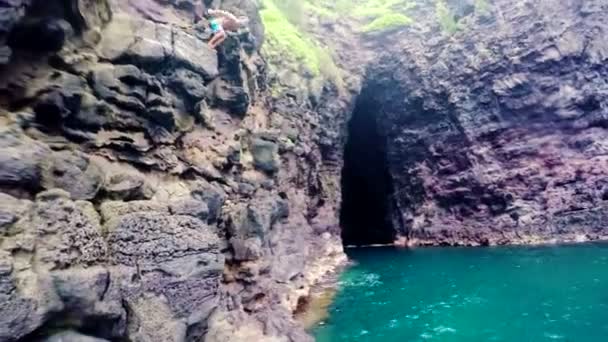 夏威夷的悬崖跳跃。夏季乐趣生活方式. — 图库视频影像