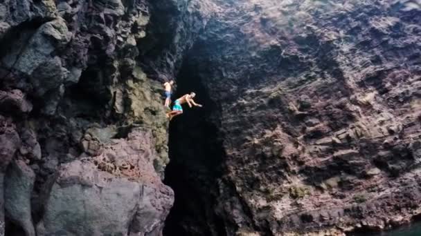 Hawaii'de Cliff Jumping. Yaz Eğlenceli Yaşam Tarzı. — Stok video