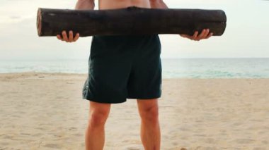 Fit Genç Adam Sahilde Egzersiz. Crossfit İş Yok. Sağlıklı Aktif Yaşam Tarzı.