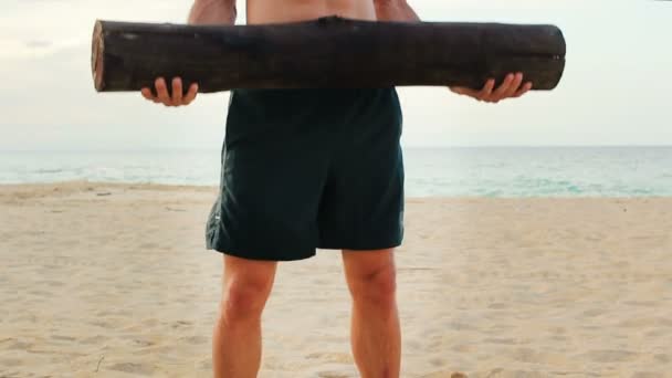 Fit ung man utövar på stranden. CrossFit träna. Hälsosam aktiv livsstil. — Stockvideo