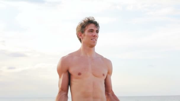 Fit jonge man trainen op het strand. CrossFit work out. Gezonde actieve levensstijl. — Stockvideo