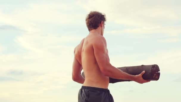 Fit Young Man Exercício na praia. Crossfit Work Out. Estilo de vida ativo saudável . — Vídeo de Stock